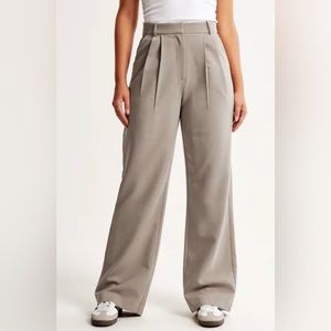 Like new pair of Abercrombie curve love fit 28R Trousers.